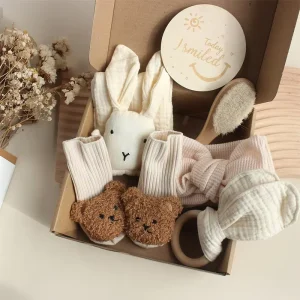 Cute Newborn Gift Box Set Baby Cotton Blanket Teething Bib Socks Bandeau Rattle Milestone Wooden Toy Six piece Set