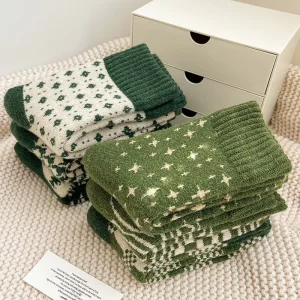 Factory OEM Winter Thermal Warm Breathable Green Regular Knitted Crew Sock for Women Daily