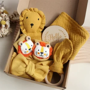 Newborn Shower Gift Set Box Baby Essentials Cotton Baby Security Blanket Lovely Socks Wooden Teether Multifunction Milestone Toy