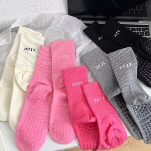 OEM Colorful Anti Slip Sport Grip Socks Breathable Fitness Yoga Pilates Knitted High Crew Fashion Letter Autumn Sports Fitness