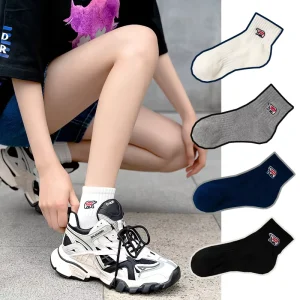 Spring Latest Models Crew Socks Embroidered Animal Design 100% Cotton Anti-bacterial for Gym Use