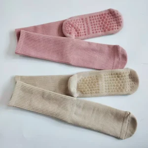 Women’s Customized Logo Winter Sport Socks Non Slip Crew Bottom Knitted Socks Anti Slip Grip Yoga Dance Pilates Cuff for Spring